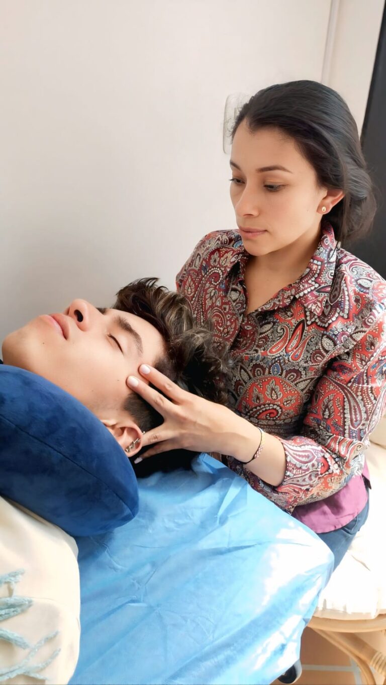 Nathaly Rodriguez, terapeuta holística haciendo sesión de barras de Access