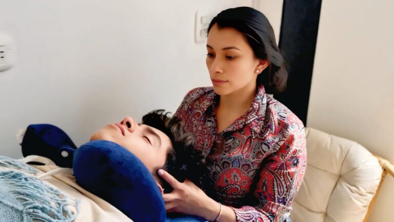 Nathaly Rodriguez, terapeuta holística haciendo sesión de barras de Access
